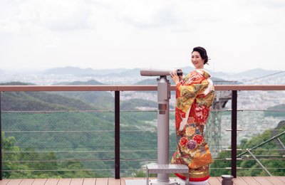 望遠鏡で風景を眺めて