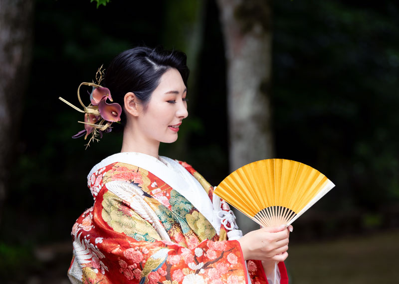 扇子を開いて