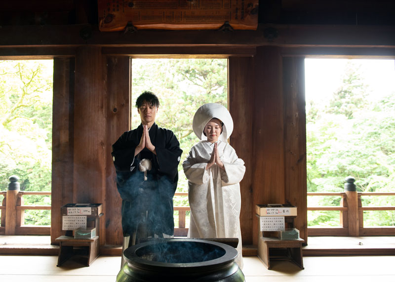 摩尼殿内殿でお祈り