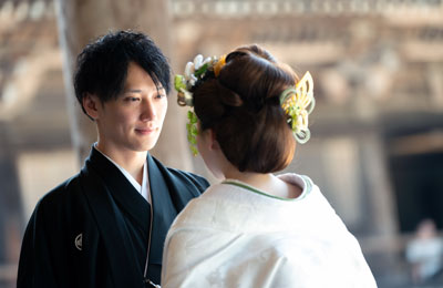 新婦様を優しく見つめる新郎様