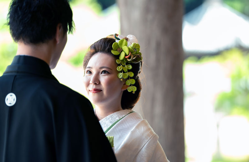 新郎様を見上げる新婦様